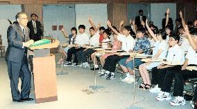 Obuchi tries explaining policies to schoolkids